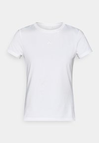 Λευκό κοντομάνικο μπλουζάκι από απαλό ύφασμα. Διαθέτει στρογγυλή λαιμόκοψη και διακριτικό λογότυπο σε ανοιχτό γκρι στην άνω αριστερή πλευρά του στήθους.