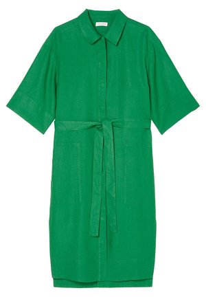 Robe verte mi-longue à manches courtes avec col, boutons devant, deux poches avant et ceinture nouée assortie à la taille.