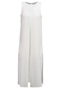 Robe blanche sans manches en tissu léger, avec une fente devant et des fentes sur les côtés pour faciliter les mouvements, texture lisse sans éléments matériels visibles.