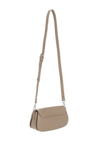 Bolso bandolera de cuero beige con forma rectangular plana, correa ajustable y cierre de solapa. Presenta líneas limpias y herrajes mínimos.