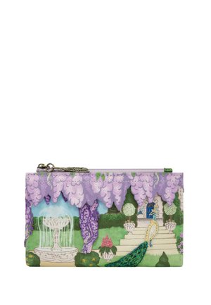 Astuccio rettangolare con cerniera, raffigurante una scena di giardino con glicine viola, una fontana bianca, scalini e un pavone con piume verdi e blu.