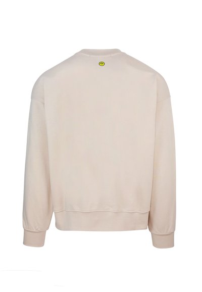Felpa color beige chiaro con maniche lunghe, scollatura rotonda e polsini a costine. Presenta un piccolo logo rotondo in verde e giallo sul retro.