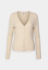 Beige Strickjacke mit V-Ausschnitt, langen Ärmeln und sechs metallischen Knöpfen auf der Vorderseite. Weiche Textur und taillierte Passform.