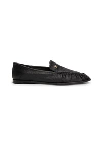 Sorte lær loafers med rund tå, som har et sydd design, en lett glans, og en subtil metalllogo aksent på siden.