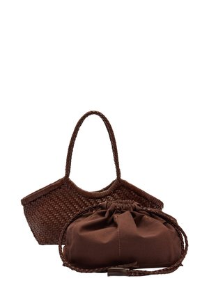 Brązowa torebka w stylu koszyka plecionego o wyraźnym kształcie i jednym uchwycie, w komplecie z miękkim brązowym woreczkiem na sznurek.