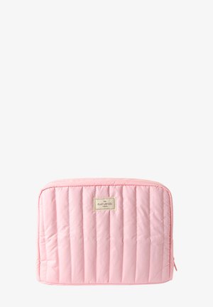 Trousse de maquillage rectangulaire matelassée rose avec des surpiqûres verticales et une petite étiquette beige sur le devant portant l'inscription « The Flat Lay Co. London ».