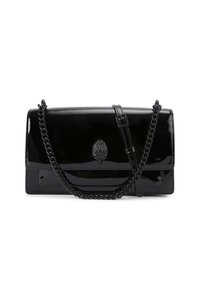 Borsa rettangolare nera lucida con una tracolla a catena e un chiusura a forma di scarabeo nero texturizzato sulla patta anteriore.