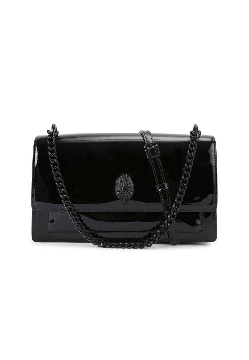 Borsa rettangolare nera lucida con una tracolla a catena e un chiusura a forma di scarabeo nero texturizzato sulla patta anteriore.