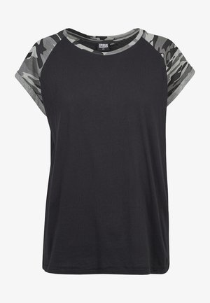 T-shirt noir à manches courtes avec col rond, présentant des manches raglan à motif camouflage gris et une coupe décontractée. Matériau en coton doux.