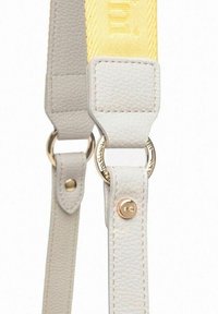 Cinturino in pelle bianca con finitura texturizzata, dotato di hardware dorato e una sezione accentata gialla, fissato da anelli metallici circolari.