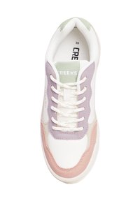 Weißer Sneaker mit pastellfarbenen Akzenten in Lila, Grün und Rosa. Verfügt über ein Schnürdesign, Materialien aus Wildleder und Mesh sowie eine Gummisohle. Größe 39.
