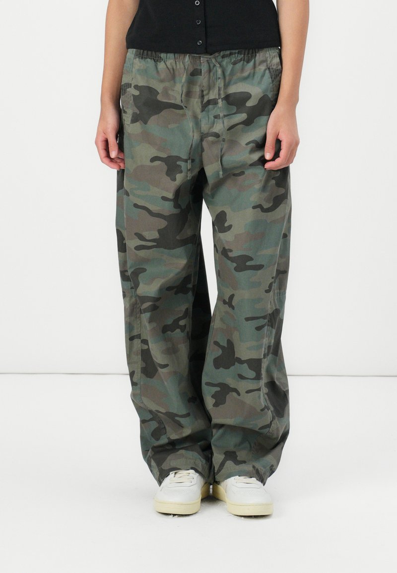 GAP BARREL PARACHUTE  - Hlače - green camo