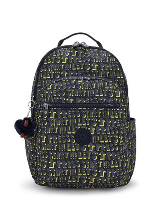 Mochila negra con texto amarillo "LET'S PRESS START", bolsillo frontal con cremallera, bolsillo lateral y un llavero de mono de peluche sujeto a la cremallera.