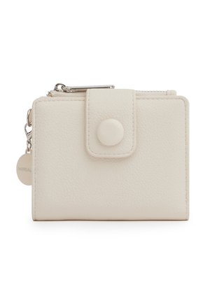 Portafoglio compatto in pelle beige con patta anteriore con bottone a scatto, cerniera superiore e tiralampo metallico rotondo su sfondo bianco.