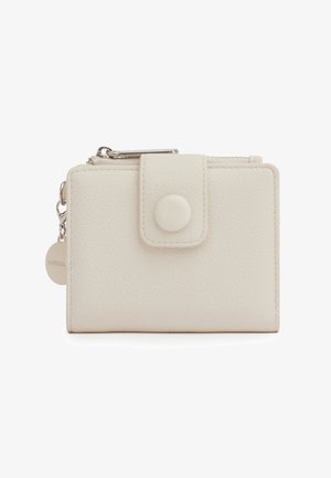 Portafoglio compatto in pelle beige con patta anteriore con bottone a scatto, cerniera superiore e tiralampo metallico rotondo su sfondo bianco.