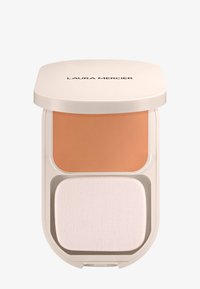Polvo compacto en un tono beige claro y rosa suave, con una textura suave y un aplicador de esponja blanca en un estuche rectangular con bordes redondeados.