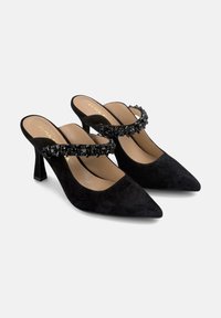 Zwarte suède hoge hakken met spitse neuzen en een slingback ontwerp, met een decoratieve zwarte kraalband over de wreef.