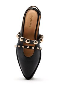 Scarpa slingback in pelle nera con punta affusolata, accenti di borchie dorate e design aperto sui lati. L'interno presenta una soletta beige.