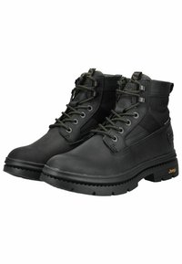 Botas de tobillo de cuero negro con cierre de cordones, cuello acolchado, acentos de tela texturizada y suelas de goma robustas. Logotipo de la marca destacado en el talón.