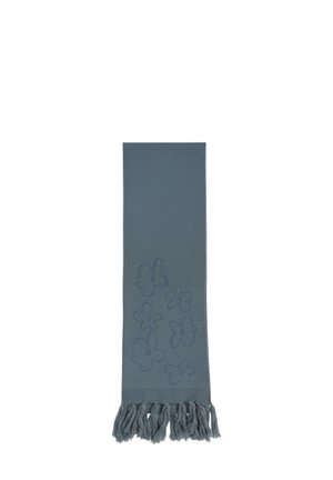 Sciarpa blu lavorata a maglia con motivi floreali e estremità sfrangiate, distesa su uno sfondo bianco.