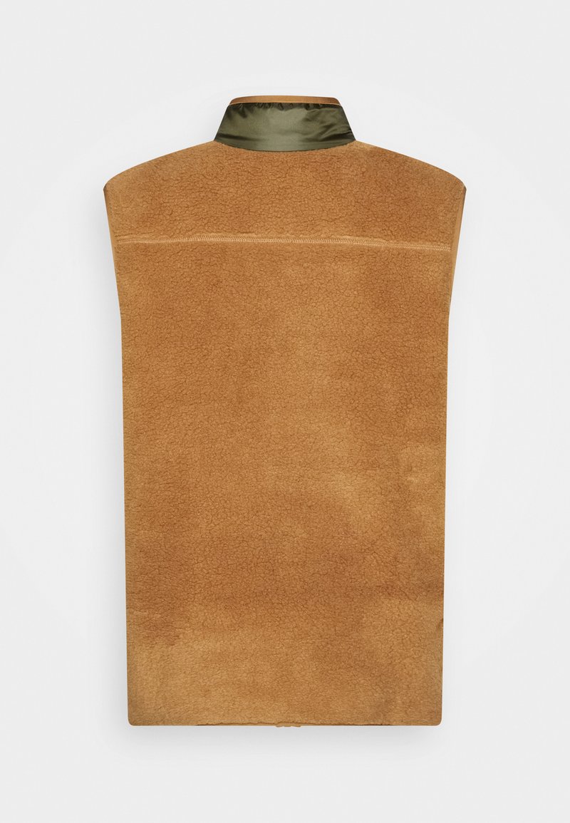 Gilet en polaire marron avec un col vert olive contrastant, texture lisse et design simple. Présente un détail de couture subtil à l'arrière.