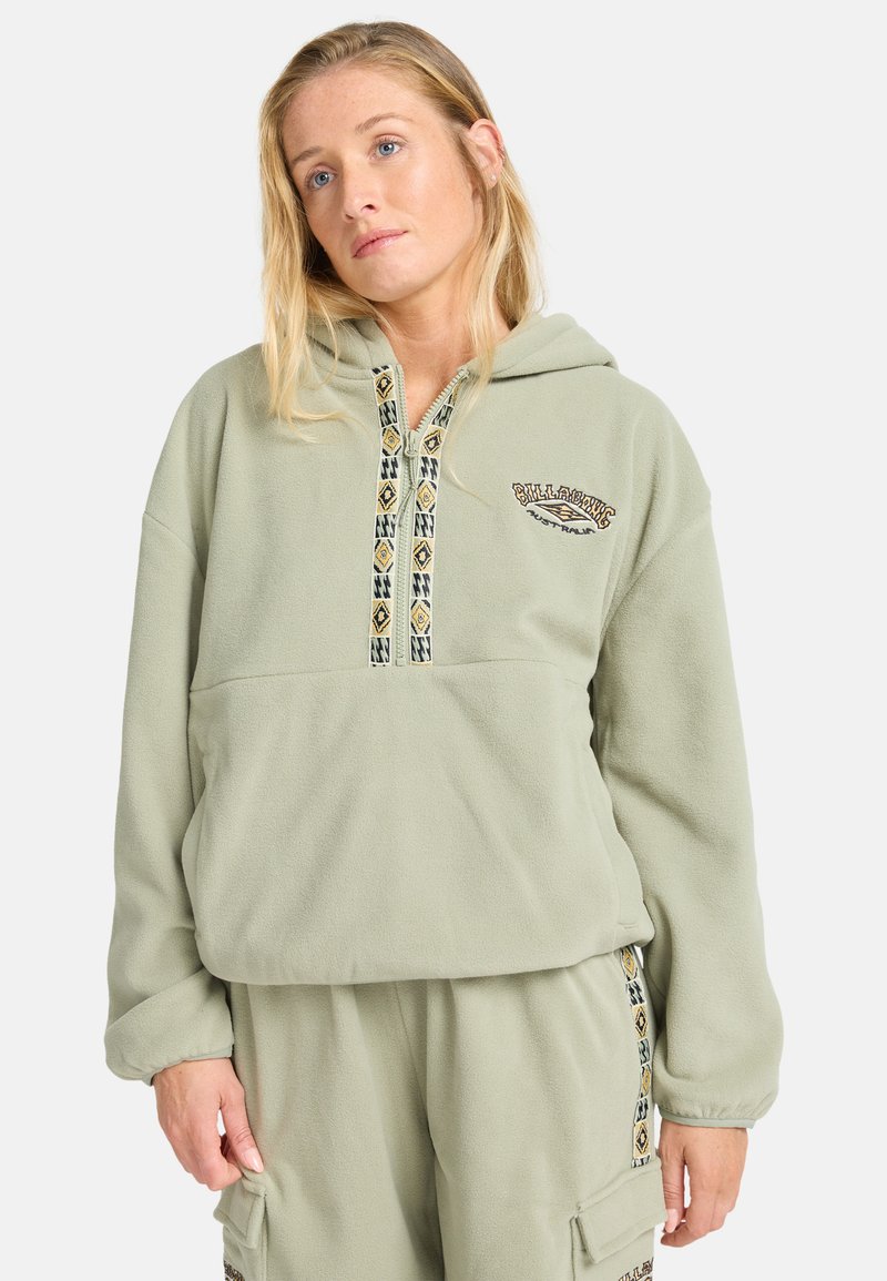 Fleece-Hoody in hellgrün mit dekorativem, gemustertem Besatz und gesticktem Logo auf der Brust. Weicher Stoff und lockere Passform.