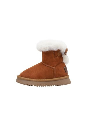 Bota de invierno marrón de ante con puño de piel blanca y detalle de pompón, suela de goma resistente y diseño de tobillo de altura media.