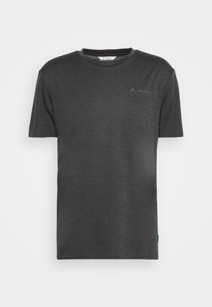 T-shirt a maniche corte, con collo rotondo, in tessuto grigio scuro. Presenta un logo discreto sul petto e un piccolo tag verde sull'orlo inferiore.