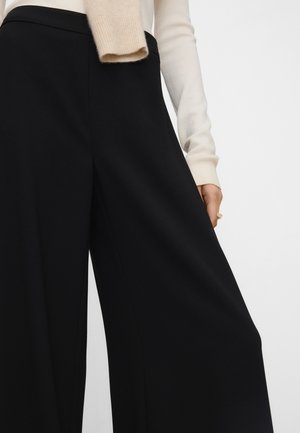 Czarne spodnie o szerokich nogawkach wykonane z gładkiej tkaniny, charakteryzujące się eleganckim fasonem z wysokim stanem i czystymi, nieozdobionymi krawędziami.