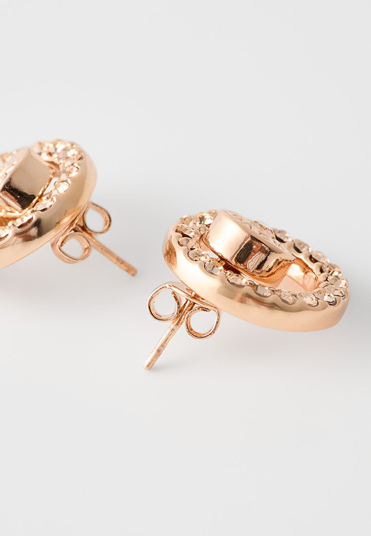 Roségoldene runde Steckerohrringe mit kleinen eingebetteten Kristallen und Schmetterlingsverschlüssen auf einem weißen Hintergrund.
