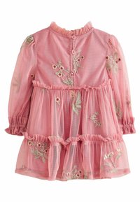 Robe rose à manches longues pour tout-petit avec broderie florale, col volanté, poignets et jupe à étages, avec des boutons sur le devant.