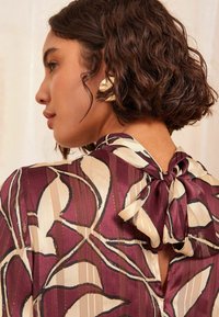Friends Like These ROLL NECK TIE BACK ANIMAL PRINT-REGULAR FIT - Blūze - brown