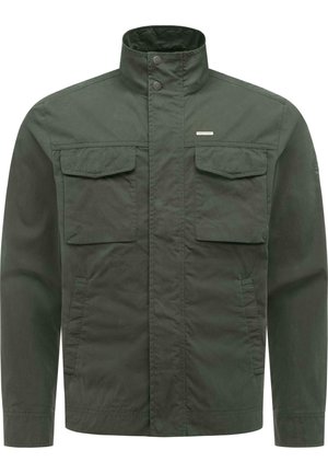 Mørkegrønn herrejakke med oppreist krage, trykknapper, to brystlommer med klaff og to sidelommer, laget av lett stoff.