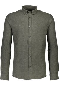 Camisa abotonada de color verde oscuro, hecha de una tela texturizada, con cuello, mangas largas y cierre frontal con botones oscuros.