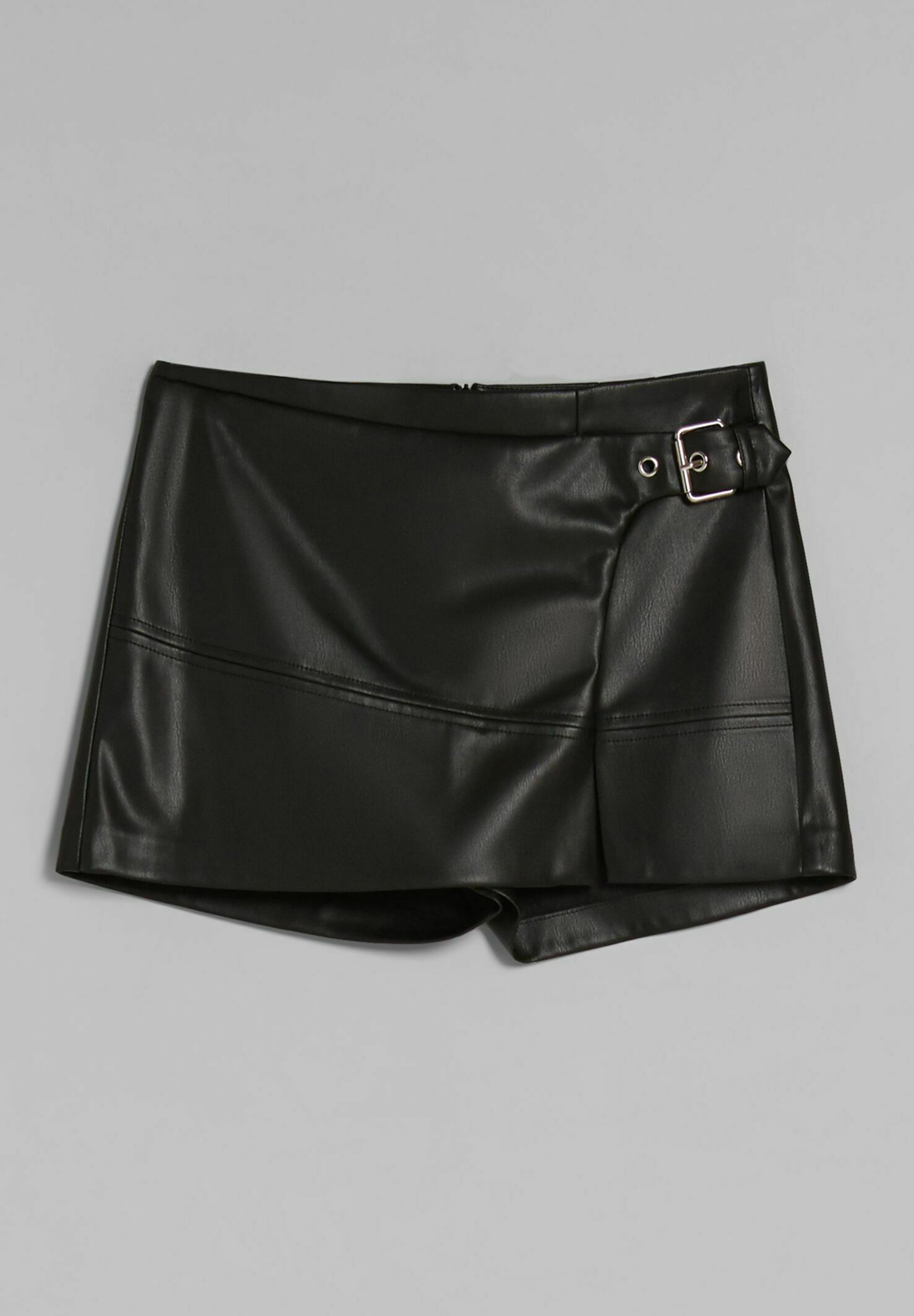 Bershka FAUX LEATHER - Shorts - black 
