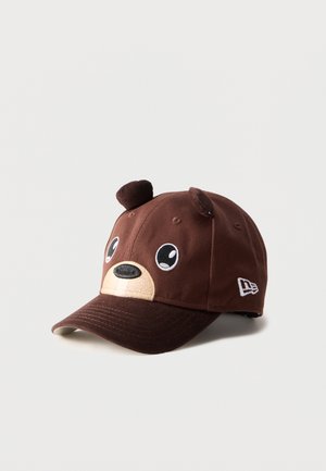 Casquette de baseball marron avec broderie d'un visage d'ours, deux petites oreilles en tissu sur le dessus, et un logo de marque blanc sur le côté.
