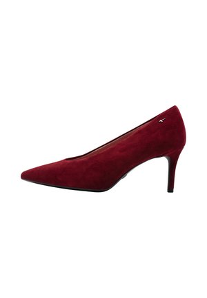 Escarpin femme en daim rouge foncé à bout pointu, talon moyen fin et petit détail logo métallique près du talon.