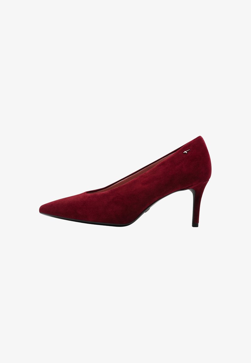 Escarpin femme en daim rouge foncé à bout pointu, talon moyen fin et petit détail logo métallique près du talon.