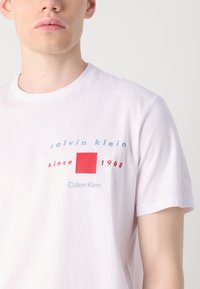 Calvin Klein RED BOX GRAPHIC  - T-shirts print - brilliant white