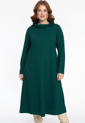 Groene jurk met lange mouwen en een colneck, gemaakt van textuurstof, met een losse pasvorm en tot halverwege de kuit.