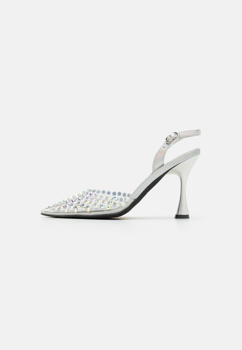 Chaussure à talon haut argentée avec bride arrière, comportant un bout pointu, une tige transparente ornée de strass irisés, et un design de talon mince.