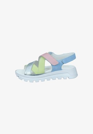 Mønstret sandal i flere farver med sølv, pink, grøn og blå syntetisk materiale. Inkluderer brede stropper og en klodset hvid sål med struktureret mønster.