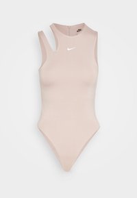 Vaaleanpunainen hihaton bodysuit, jossa on korkea pääntie, leveät olkaimet ja vetoketju takana. Edessä on pieni valkoinen Nike-logo.