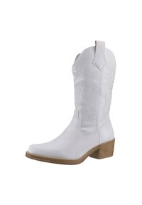 Bota cowboy de cuero blanco con punta puntiaguda y tacón bajo apilado. Presenta intrincados diseños de costura en la caña. Textura suave.