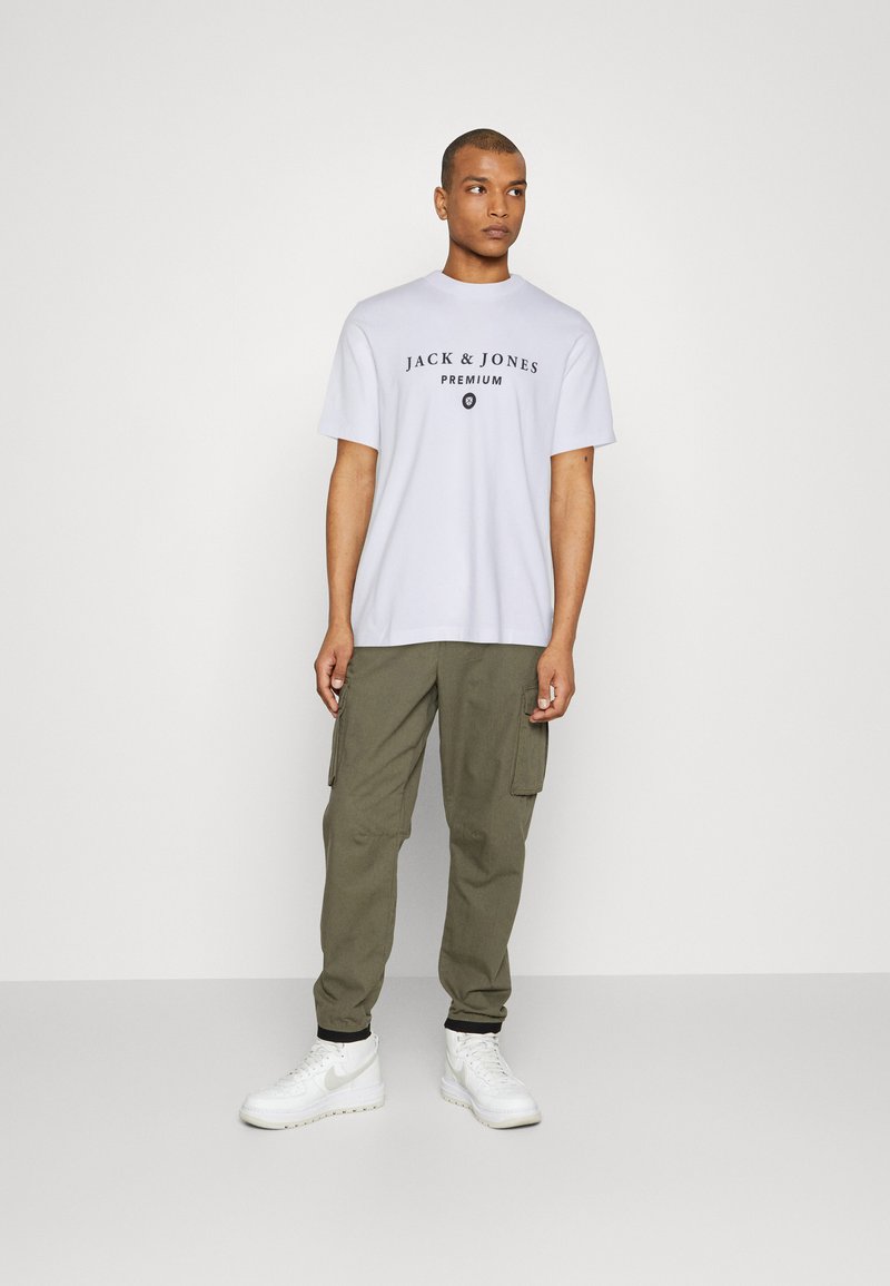 Jack & Jones JJWARRIOR TEE CREW NECK - Camiseta Estampada - Port Royale Print/burdeos