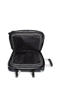 Svart hjulväska med blixtlåsförslutning, som har ett rymligt inre, ett nätfack och justerbara remmar. Klädd med ett glatt tyg.