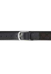 Zwarte leren riem met een zilveren metalen gesp, met een gestructureerd patroon in het midden en meerdere gaatjes voor aanpassing.