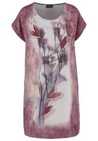 Vestido de manga corta en tejido ligero con un suave patrón floral en tonos rosa y morado, que presenta un corte holgado y un escote redondo.