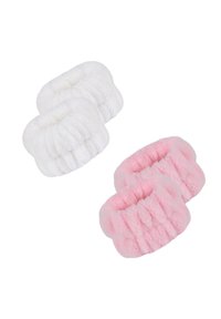 Chouchous en fausse fourrure blancs et roses, avec une texture côtelée et un design élastique pour un maintien sécurisé, deux de chaque couleur.