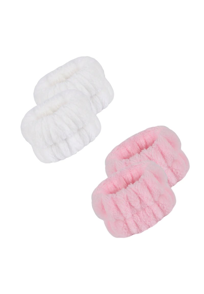 Chouchous en fausse fourrure blancs et roses, avec une texture côtelée et un design élastique pour un maintien sécurisé, deux de chaque couleur.